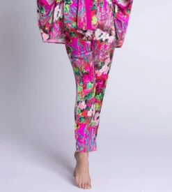 Pantalon En Satin De Soie Envolée De Fleurs Fuchsia 8 Pantalon En Satin De Soie Envolée De Fleurs Fuchsia -Calida Soldes Magasin pantalon en satin envolee de fleurs fuchsia 2