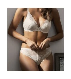 Wacoal Tanga Lace Perfection Gardenia 13 Wacoal Tanga Lace Perfection Gardenia -Calida Soldes Magasin tanga lace perfection gardenia 4